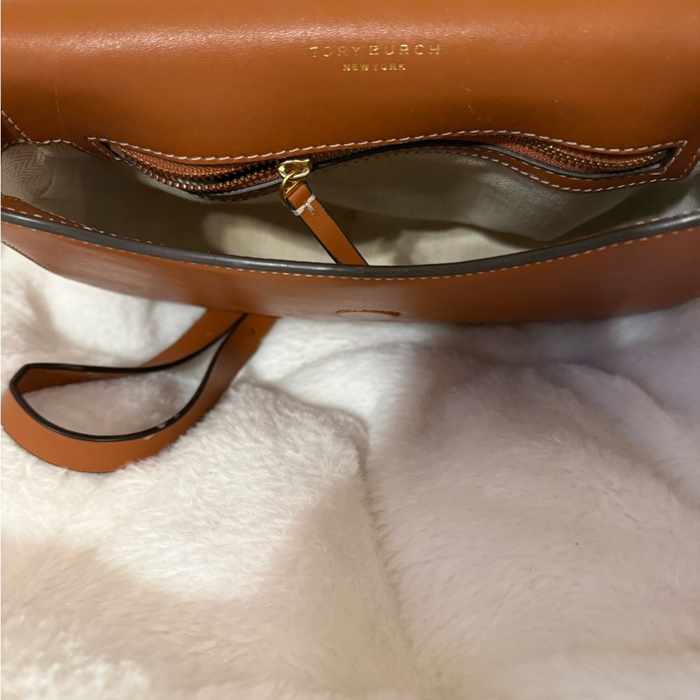 Tory Burch Saddle Crossbody Bag in Cognac Brown with Gold Logo - Picture 3 of 4